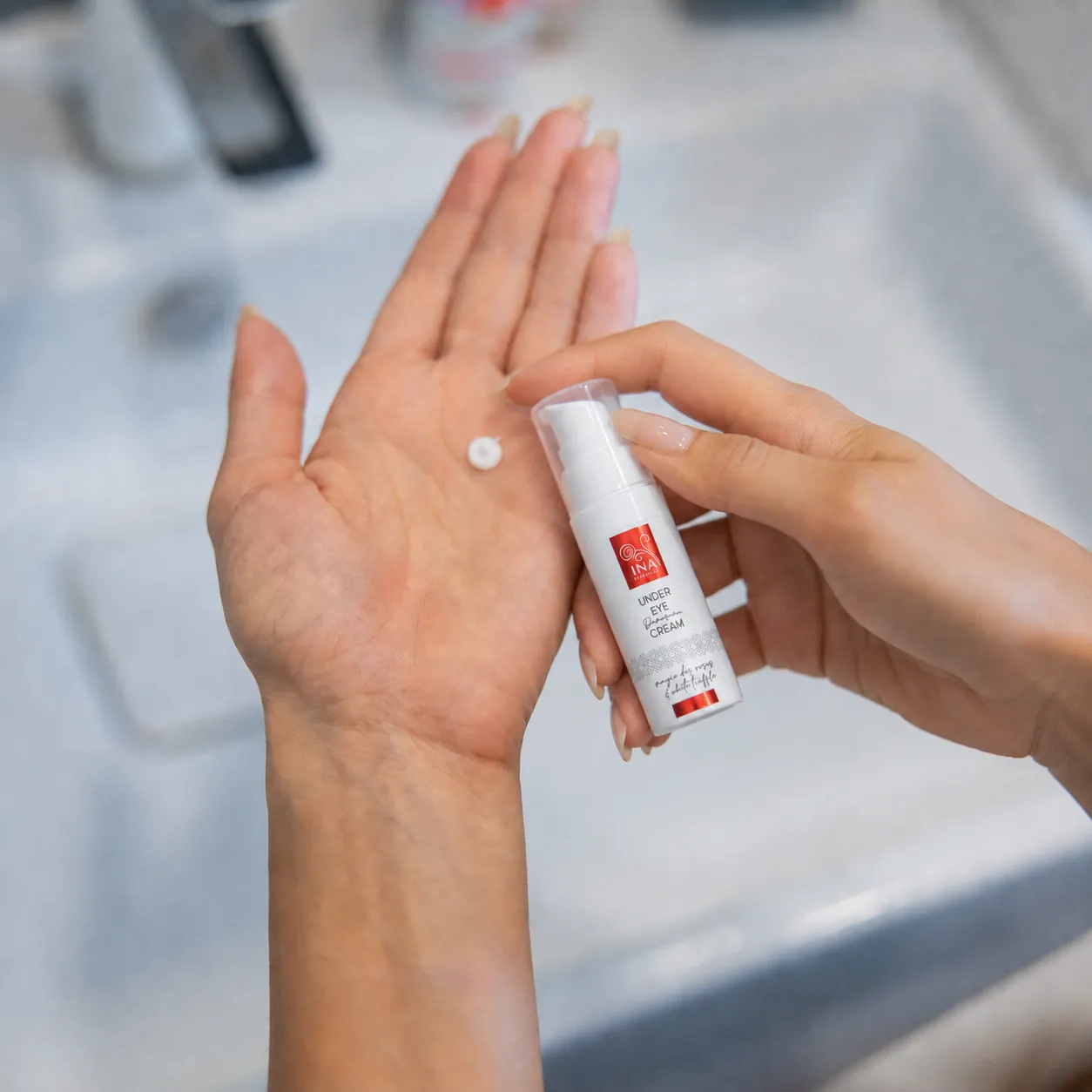 Lépés a Rose Eye Lift szemkörnyékápoló krém helyes felviteléből